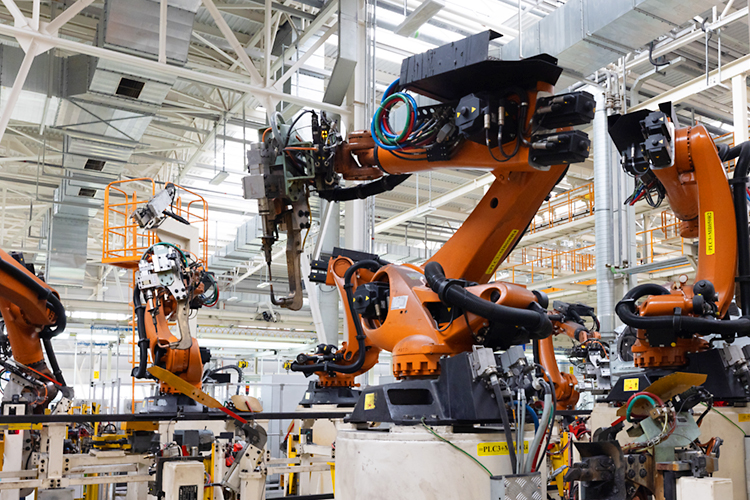 Ligne de soudage dans une usine d'assemblage automobile.